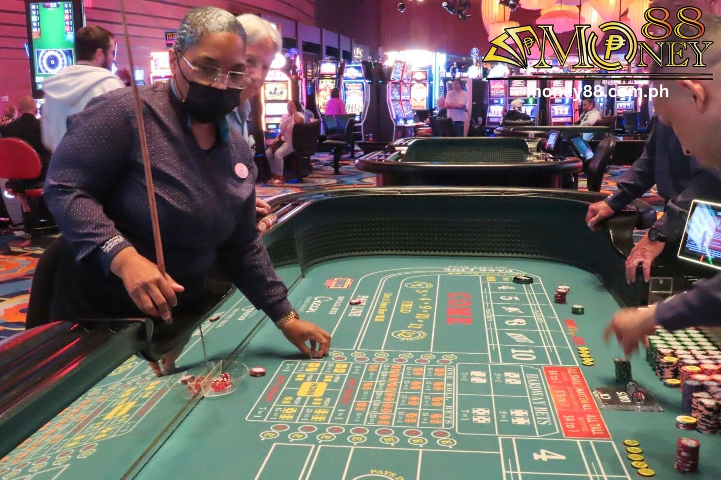 isang matandang manlalaro sa Money88 na masayang makuha ang casino bonus nito